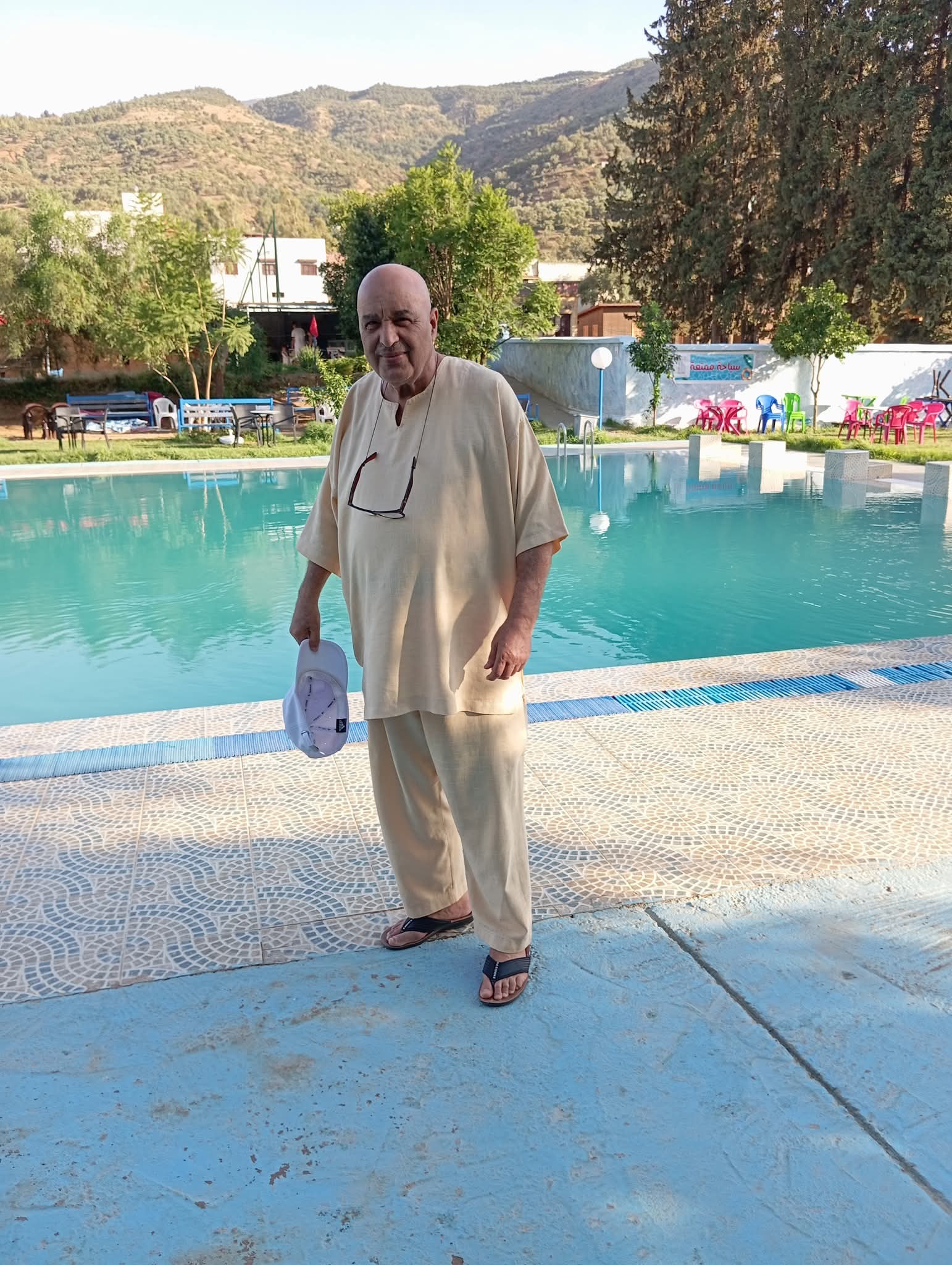 الشاعر والكاتب والقارئ المتميز علال الجعدوني يجد له المكان الذي ينعش فيه روحه وجسده بطبيعة بني وليد الخلابة ..خريبݣة اليوم – المغرب