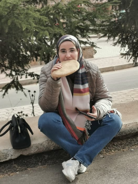 حين يسقط كل شيء…ولا يبقى إلا الإنسان.بلغة الوجدان الصادق تصف Hanane Rhazil لحظة الرجوع للذات والذاكرة عبر صورة معبرة..خريبكة اليوم – المغرب